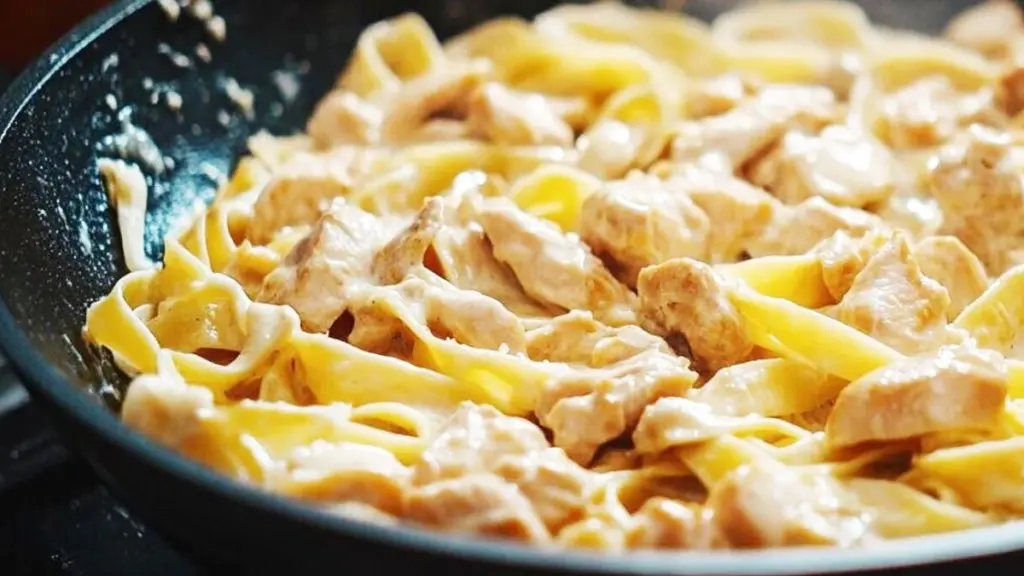 Snel avondeten in 30 minuten: romige pasta met kip en prei